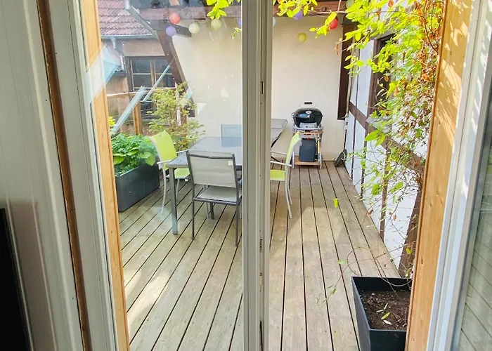 Joli 2 Pièces, Avec Climatisation Et Grande Terrasse, Vue Sur Les Toits, Zone Piétonne